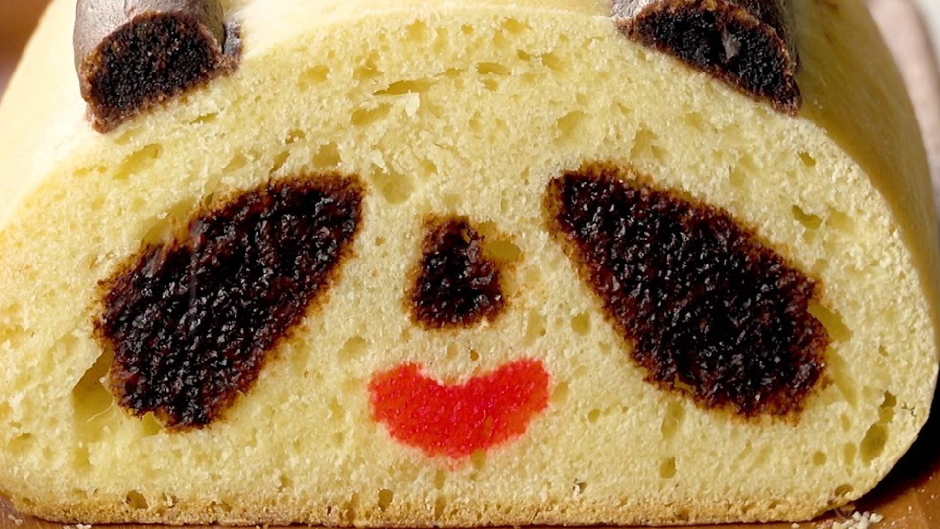 Aufgeschnittenes Brot, das aussieht wie ein Panda-Gesicht