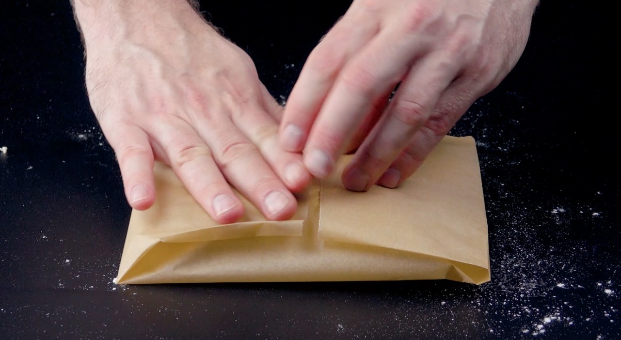 Ein StÃ¼ck Butter wird in Backpapier eingewickelt