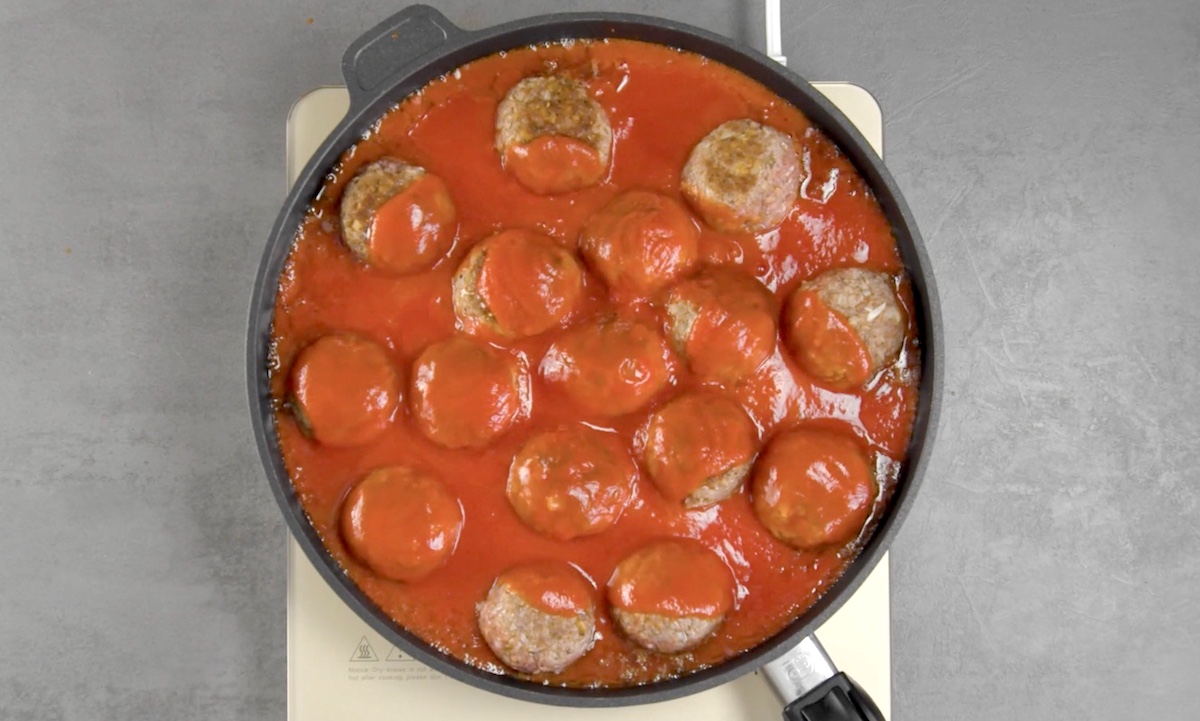 Hackbällchen in Tomatensauce in einer Pfanne