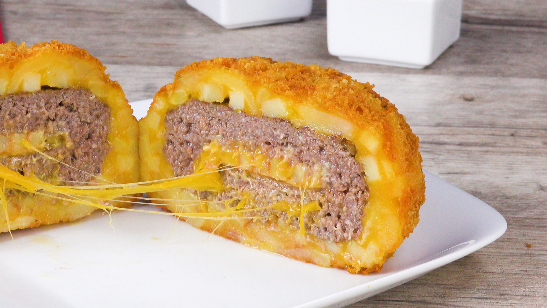 Inside-Out-Burger mit Pommes-KÃ¤se-Kruste und kÃ¤siger FÃ¼llung