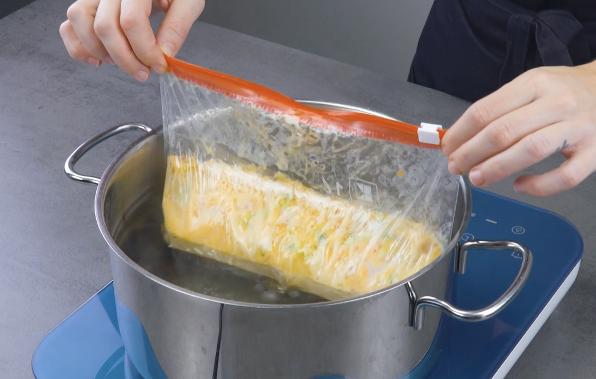 Omelett-Rolle im Zip-Lock-Beutel in Topf mit Wasser