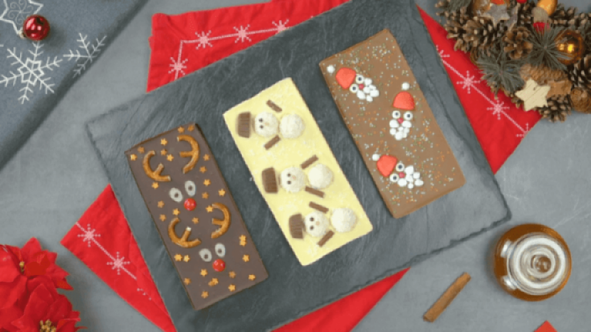 Drei Tafeln selbstgemachter Weihnachtsschokolade.
