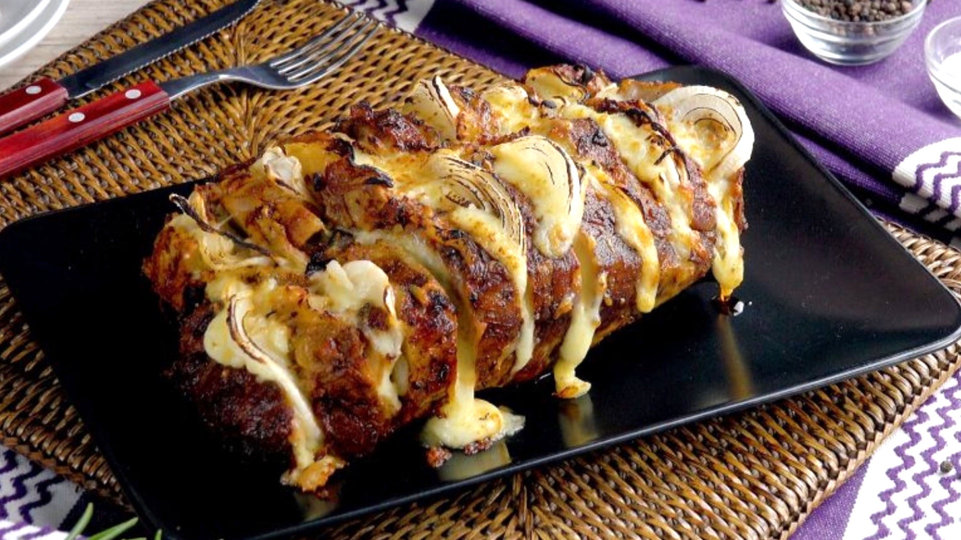 Gefüllter Nackenbraten mit Zwiebeln und Käse: unwiderstehlich ...