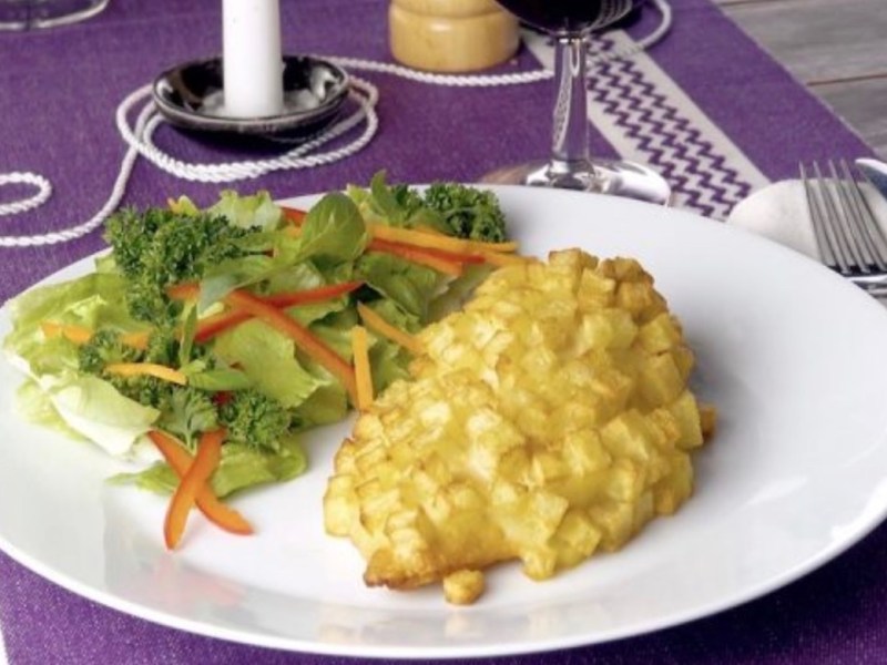 Kartoffel-Cordon-bleu mit Salatbeilage auf weißem Teller