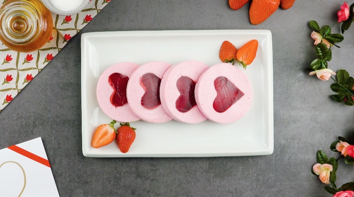 Herz-Dessert in Scheiben mit frischen Erdbeeren zum Muttertag