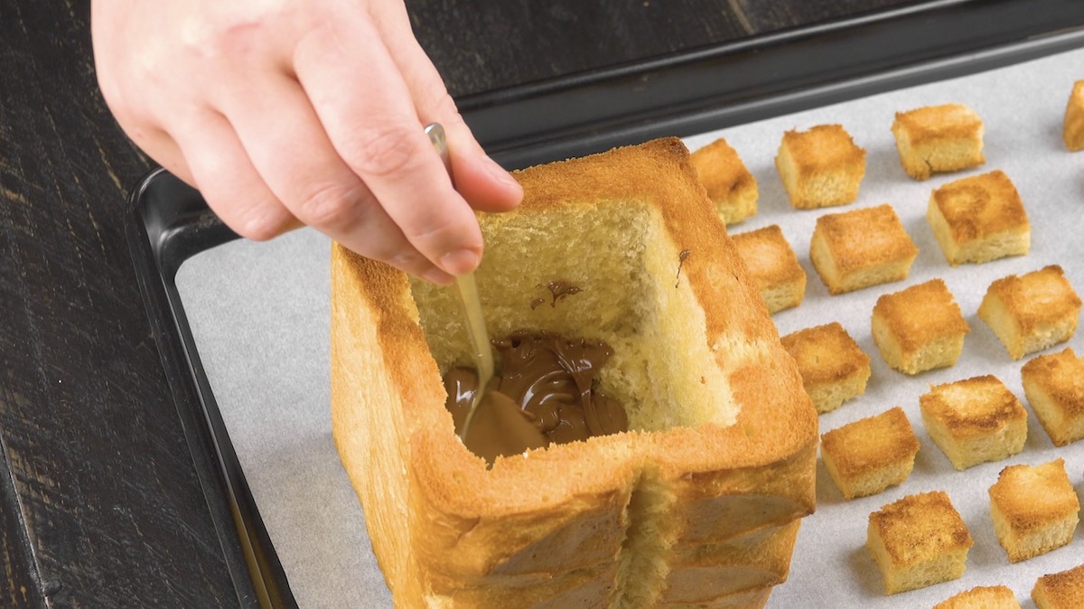 Gebackener Brick-Toast auf Backblech neben ToaststÃ¼cken wird mit Nutella gefÃ¼llt