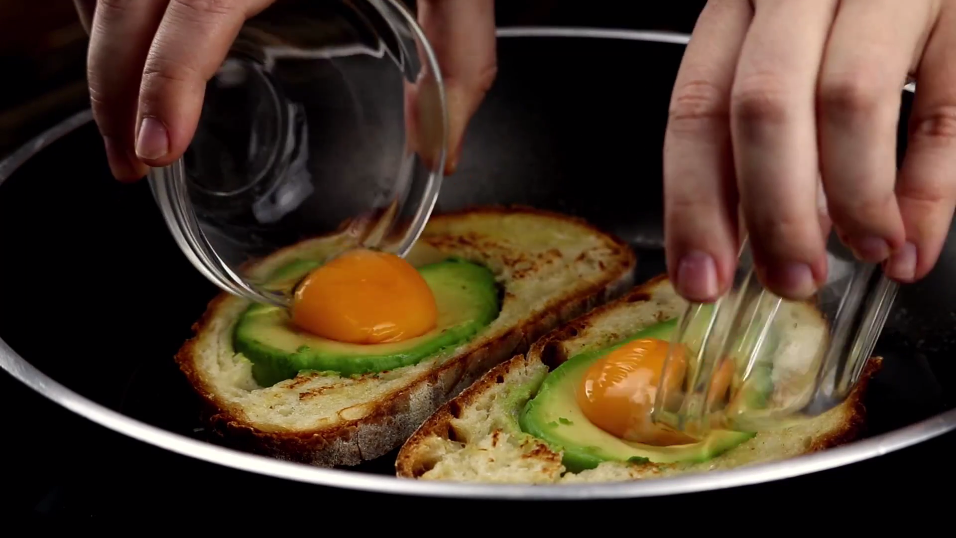 Je ein Ei wird in eine Brotscheibe mit Avocado gegeben