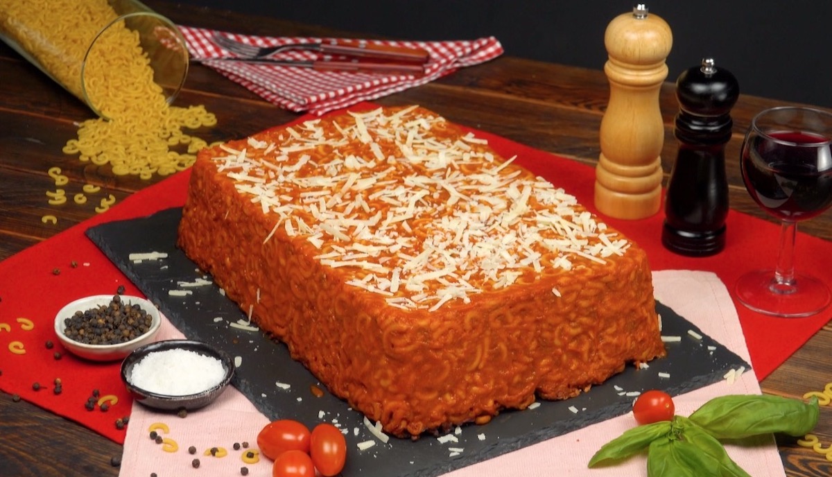 Pasta-Kuchen mit geriebenem KÃ¤se auf Schieferplatte