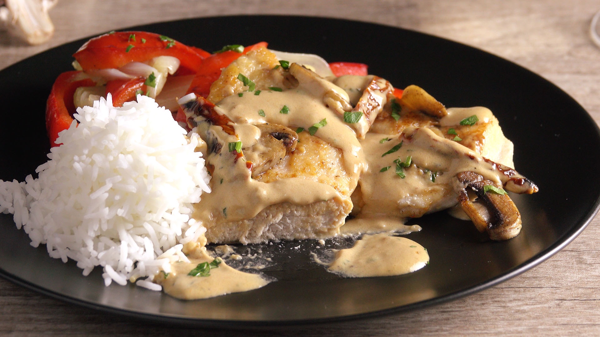 Parmesanhühnchen mit Champignon-Tomaten-Soße und Reis