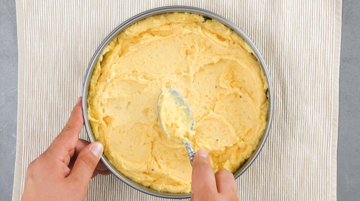 Kartoffelpüree wird in Kuchenform verteilt