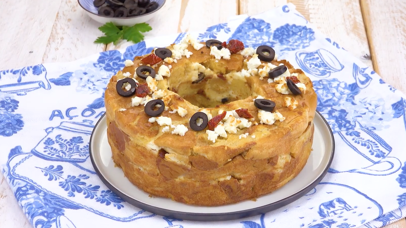 Milchbrötchen-Partybrot mit getrockneten Tomaten, schwarzen Oliven und Feta