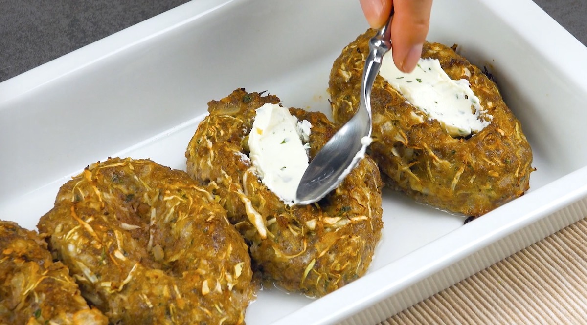 Hackfleischboote werden mit Kräuterfrischkäse gefüllt