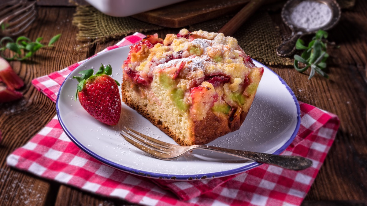 Erdbeer-Rhabarber-Streuselkuchen: saftig und lecker - Leckerschmecker