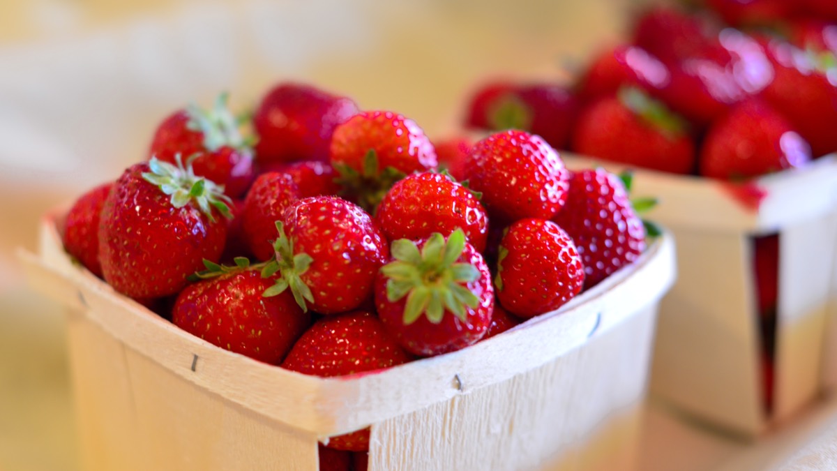 Erdbeeren lagern: Zwei Holzkörbchen voller frischer Erdbeeren.