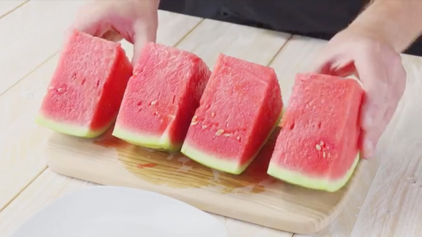 Wassermelonen-Scheiben werden geviertelt