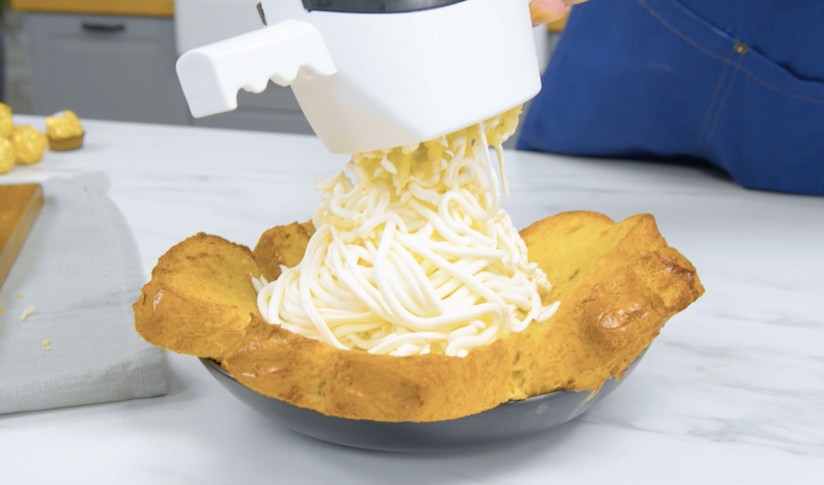 Banane und FrischkÃ¤se werden in Kartoffelpresse gefÃ¼llt und in die French-Toast-Bowl gedrÃ¼ckt