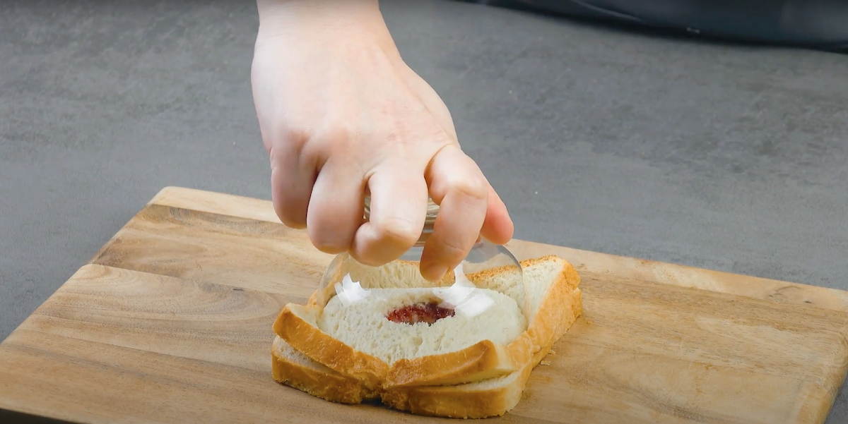 Marmeladen-Sandwich wird mit einem runden Glas ausgestochen