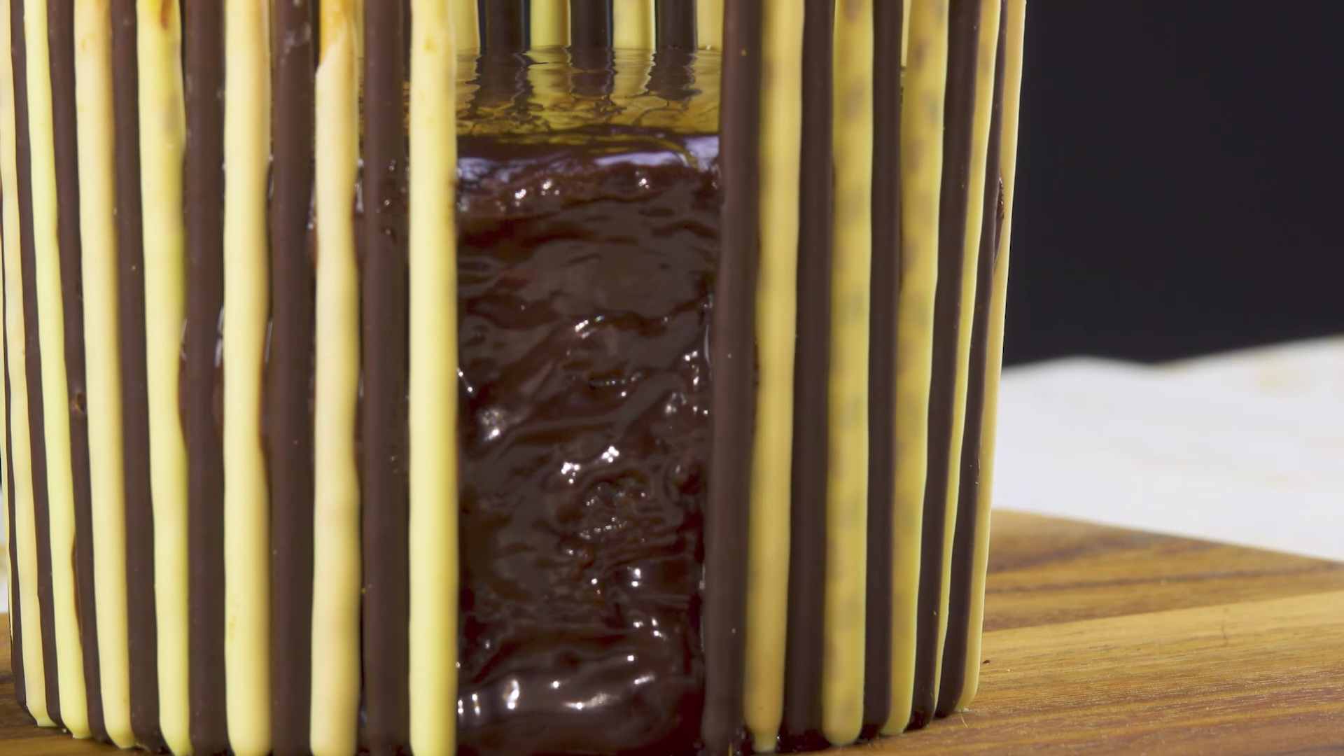 Die niedliche Mikado-Torte setzt auf Höhe und schokoladige Füllung ...