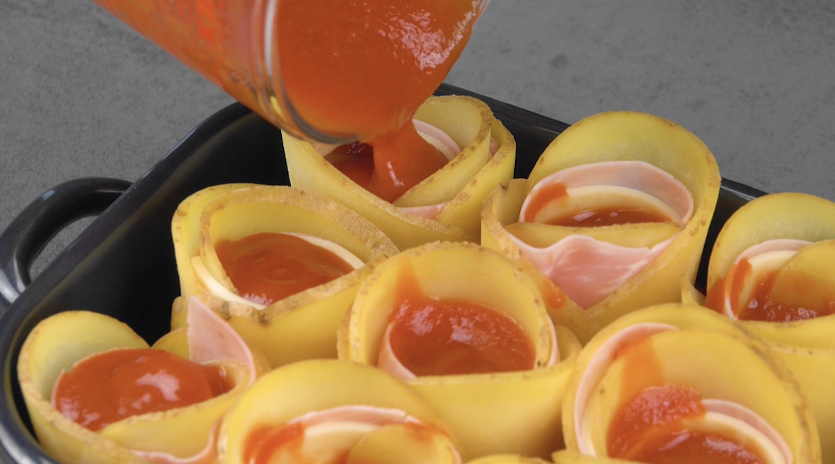 Rollen in eine Auflaufform stellen und mit Tomatensauce befüllen