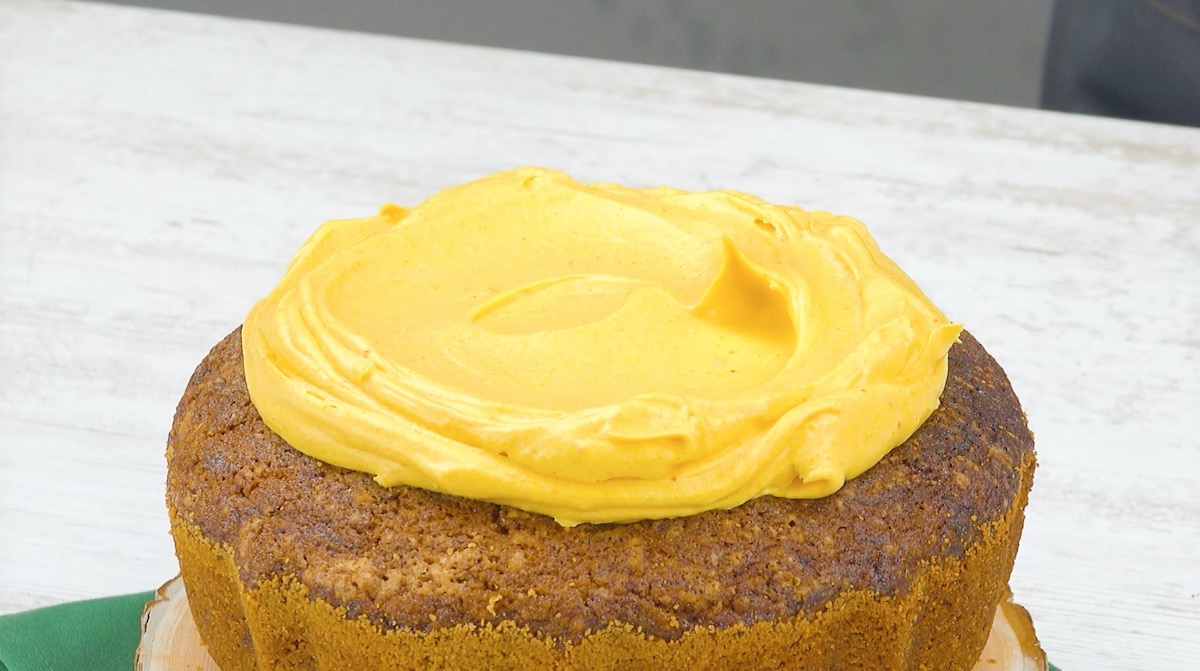 Gelbe FrischkÃ¤secreme wird auf einen Kuchenboden gegeben