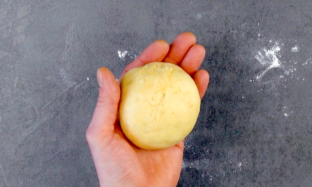 Teigkugel in Hand