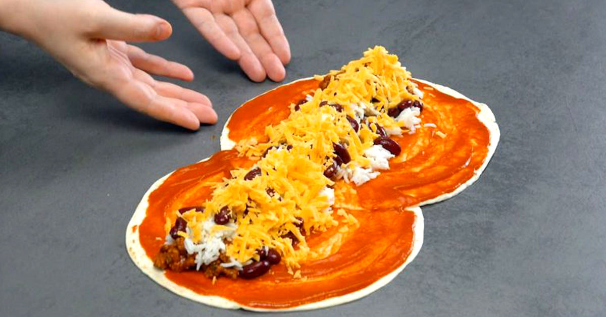 Enchilada, gefüllt mit Hackfleisch, Reis und Kidneybohnen - Leckerschmecker