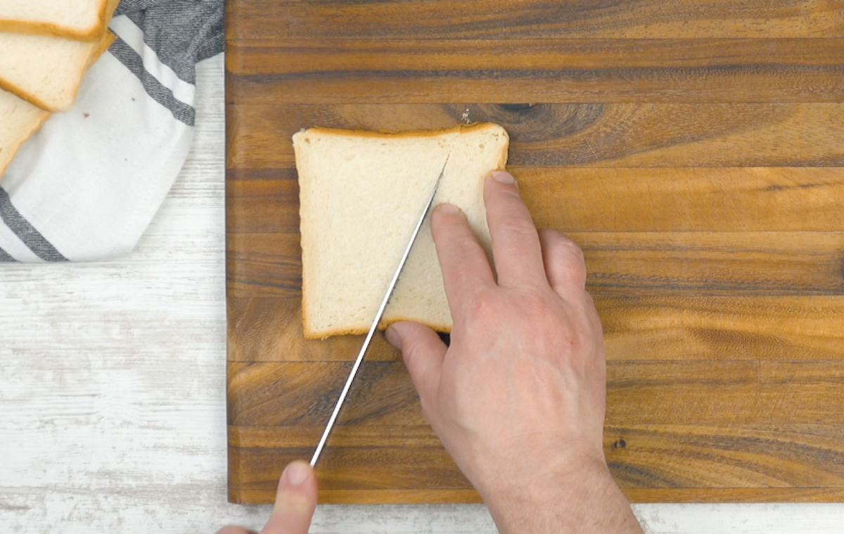 Eine Toastscheibe wird diagonal halbiert, sodass eine HÃ¤lfte grÃ¶ÃŸer als die andere ist