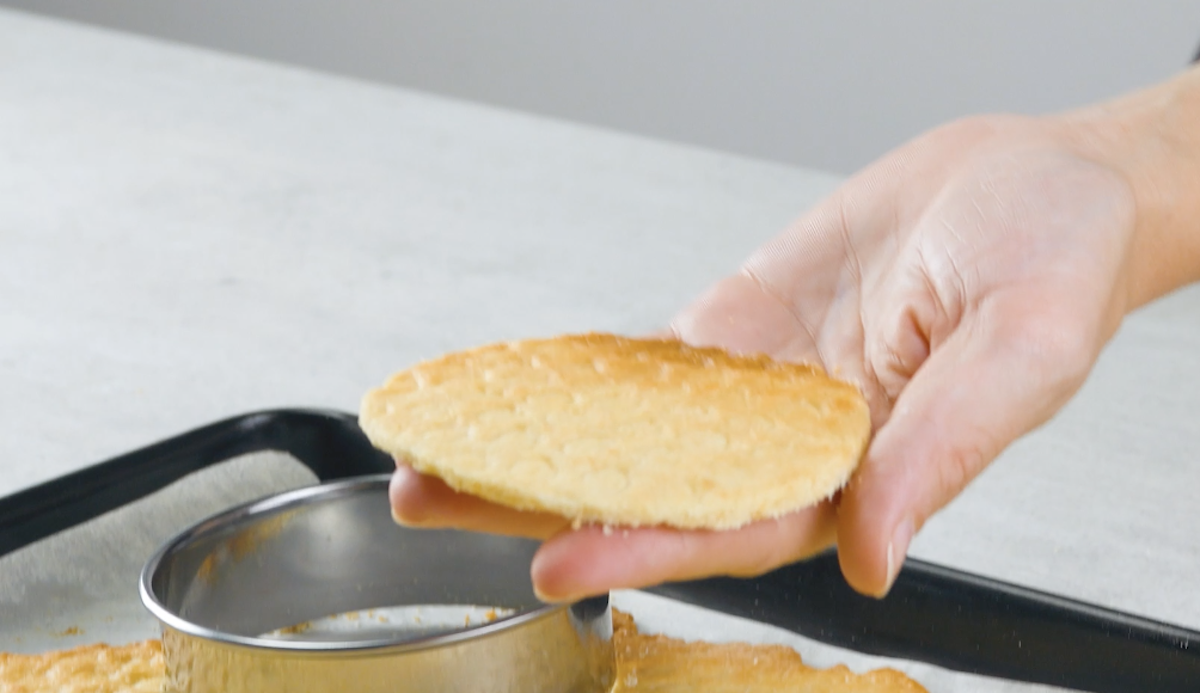 Kekse auf flacher Hand, der aus Kochring entnommen wurde