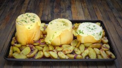3 Käsefondue im Teigmantel auf einem Blech mit Kartoffeln
