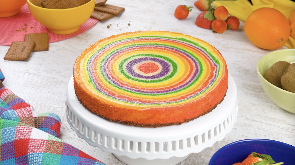 Bunter Regenbogen-Kuchen mit Frischkäse