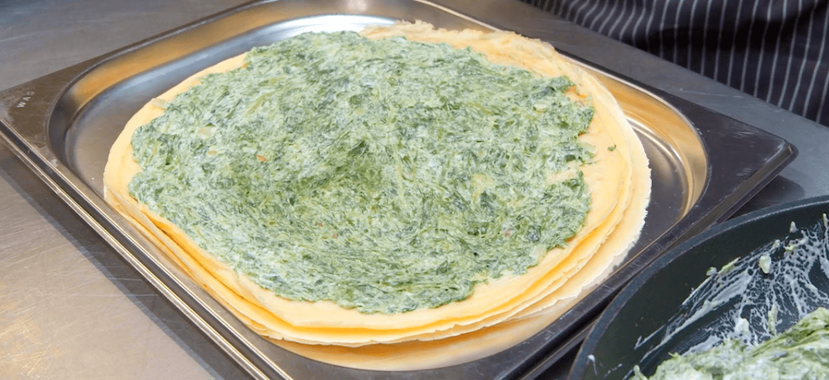 Crêpes, bestrichen mit Spinat