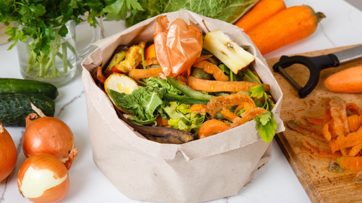 Zero Waste: Gemüse- und Obstreste verwerten in einer Papiertüte.