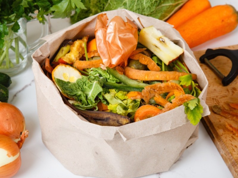 Zero Waste: Gemüse- und Obstreste verwerten in einer Papiertüte.