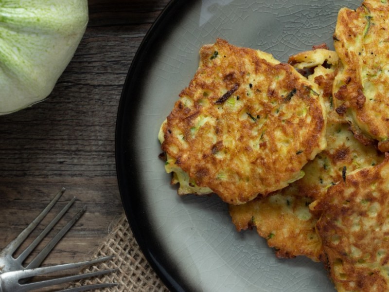 Verlockende Gemüsepuffer mit Quarkdip: gesund & lecker!