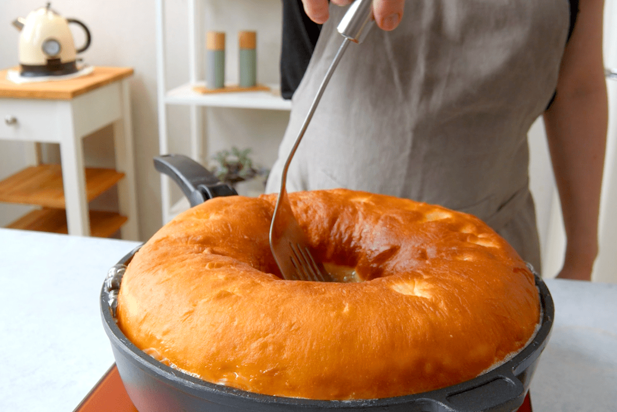 Riesiger gefÃ¼llter Donut wird in einer Pfanne frittiert