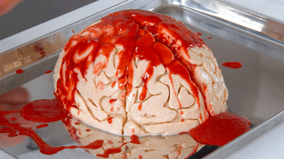Ein Cheesecake mit HimbeerpÃ¼ree als Halloween-Kuchen, der aussieht wie ein Gehirn