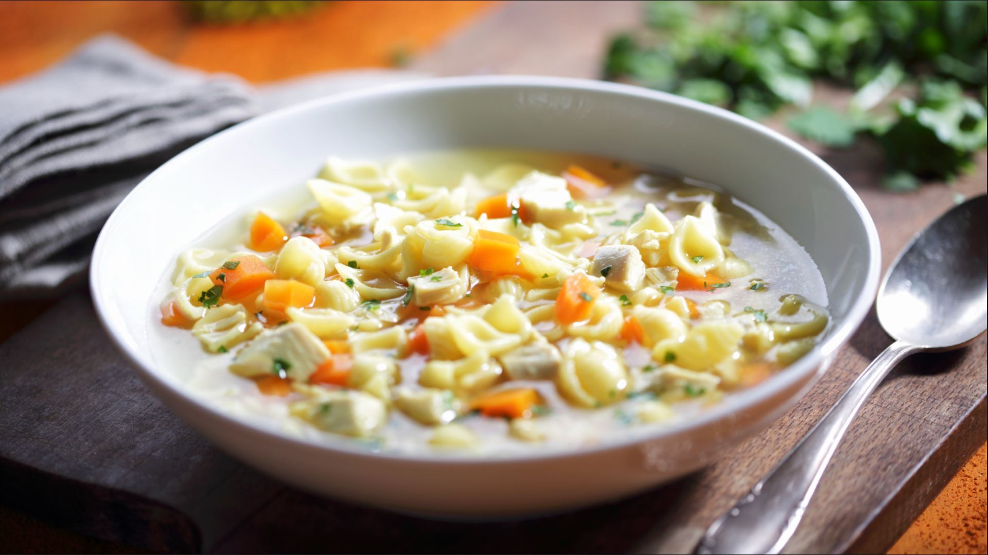 Omas klassische Hühnersuppe: weckt Erinnerungen - Leckerschmecker