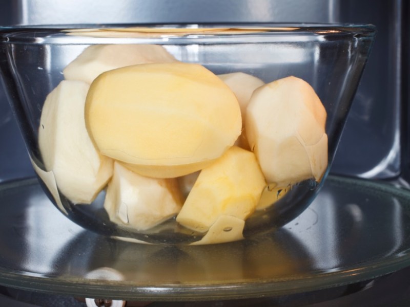 Kartoffeln in der Mikrowelle kochen: So sparst du Zeit und Geld