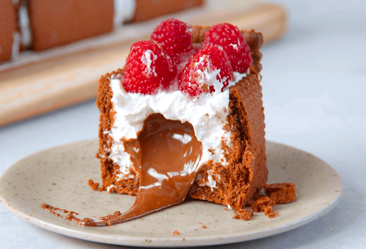 Butterkeks-Kuchen mit Butterkeksen, FrischkÃ¤secreme und flÃ¼ssigem Schokokern