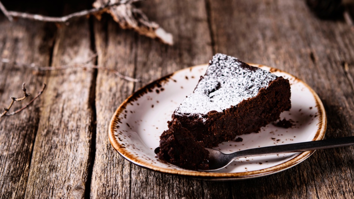 Ein StÃ¼ck Kladdkaka mit Puderzucker
