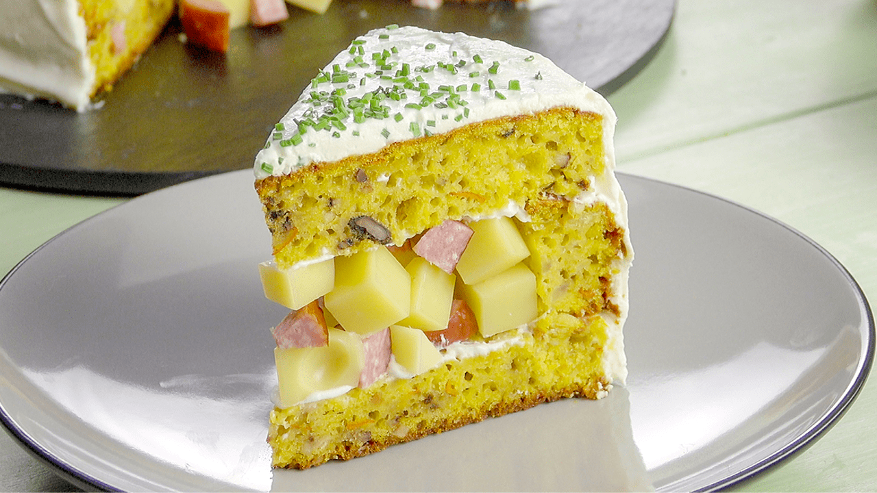 Herzhafter Kürbiskuchen mit Kartoffeln, Cabanossi und Käse ...