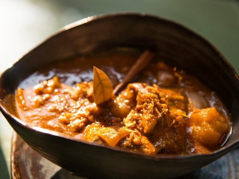 Eine Schale mit Massaman-curry.
