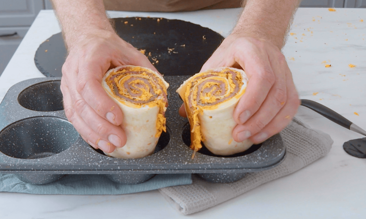 Mit Käseschnitzel gefüllte Wraps aus der Muffinform - Leckerschmecker