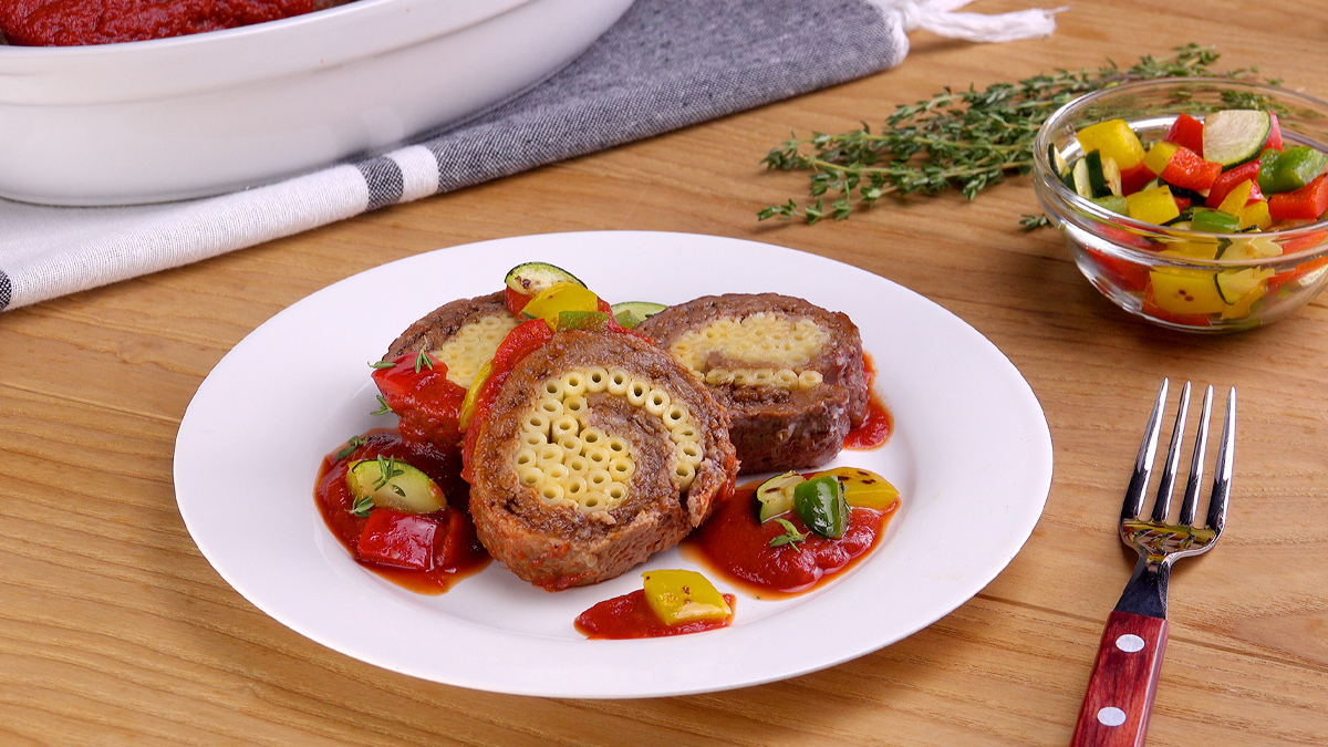 Nudel-Hackfleisch-Rolle mit Tomatensoße