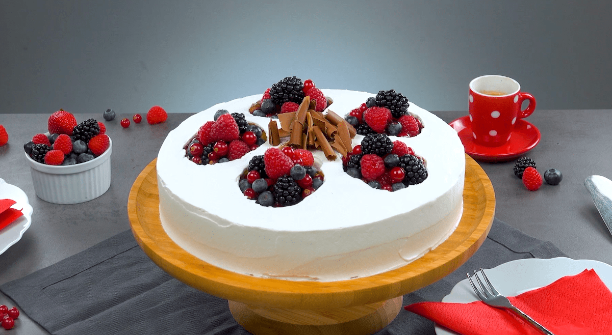 Beerenkuchen mit Keksboden, Wackelpudding und FrischkÃ¤secreme