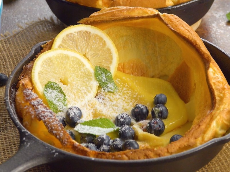 Pfanne mit Ofenpfannkuchen mit Lemon Curd