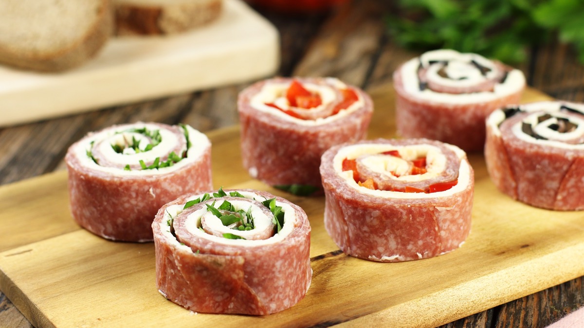 Salami-Frischkäse-Röllchen mit dreierlei Füllungen - Leckerschmecker