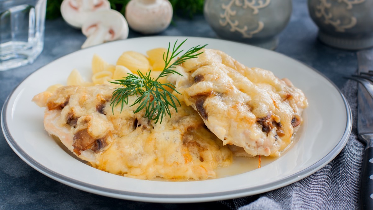 Eine Portion Schnitzelauflauf auf einem Teller.