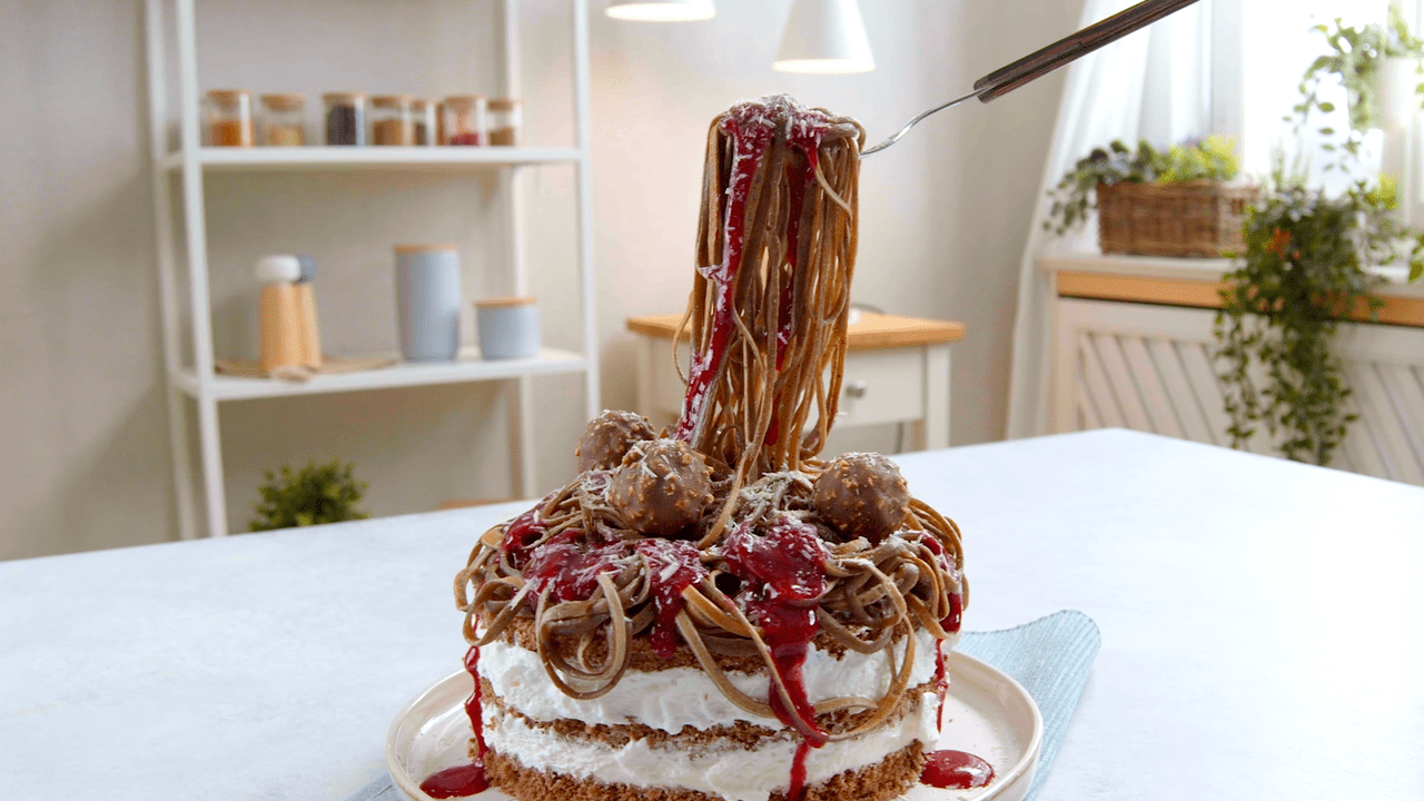 Schokoladentorte mit Frischkäsecreme und Oreo-Nudeln - Leckerschmecker