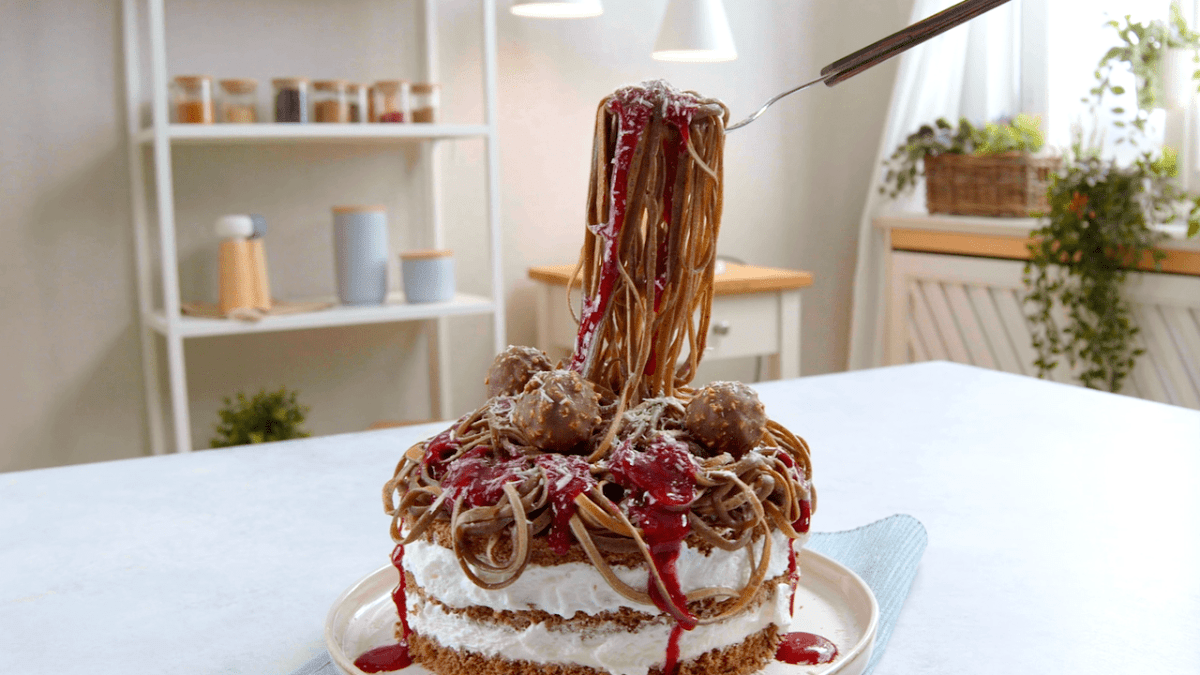 Schokoladentorte mit Frischkäsecreme und Oreo-Nudeln - Leckerschmecker